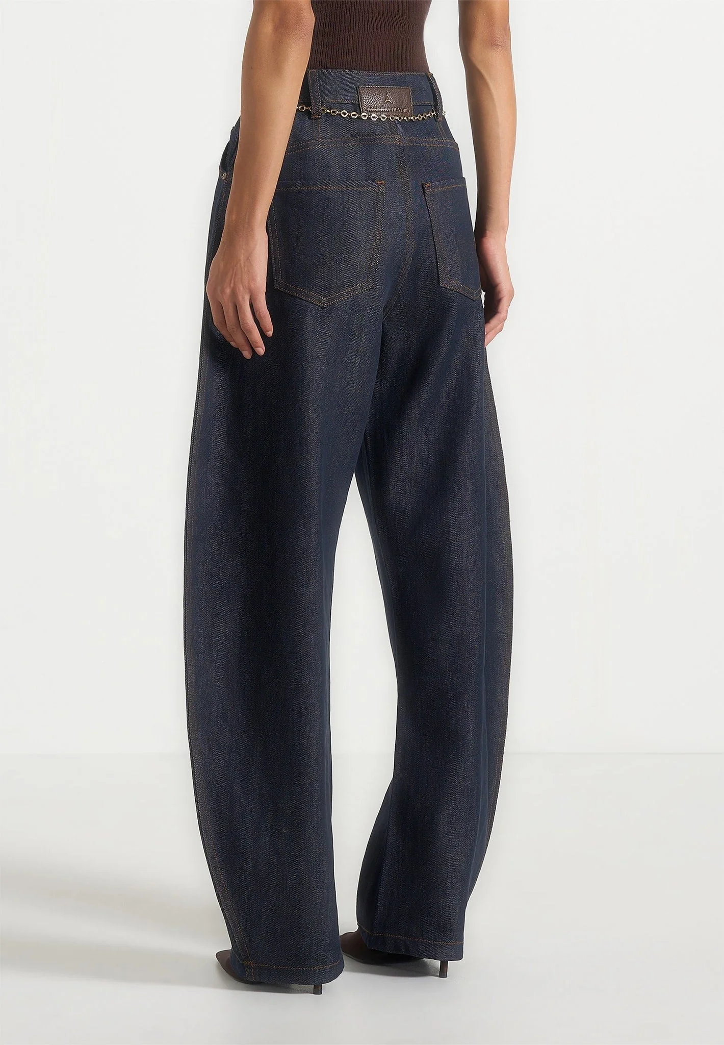 Enora - Hourglass Jean With Chain - Indigo - Image 6