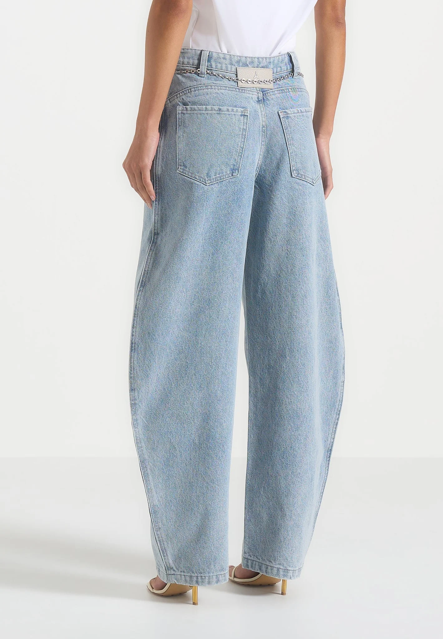 Enora - Hourglass Jean With Chain - Mid Blue - Image 4