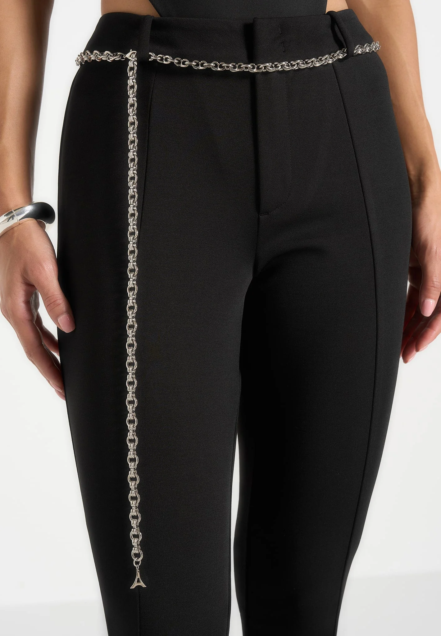 Una - Capri Leggings With Chain - Black - Image 4
