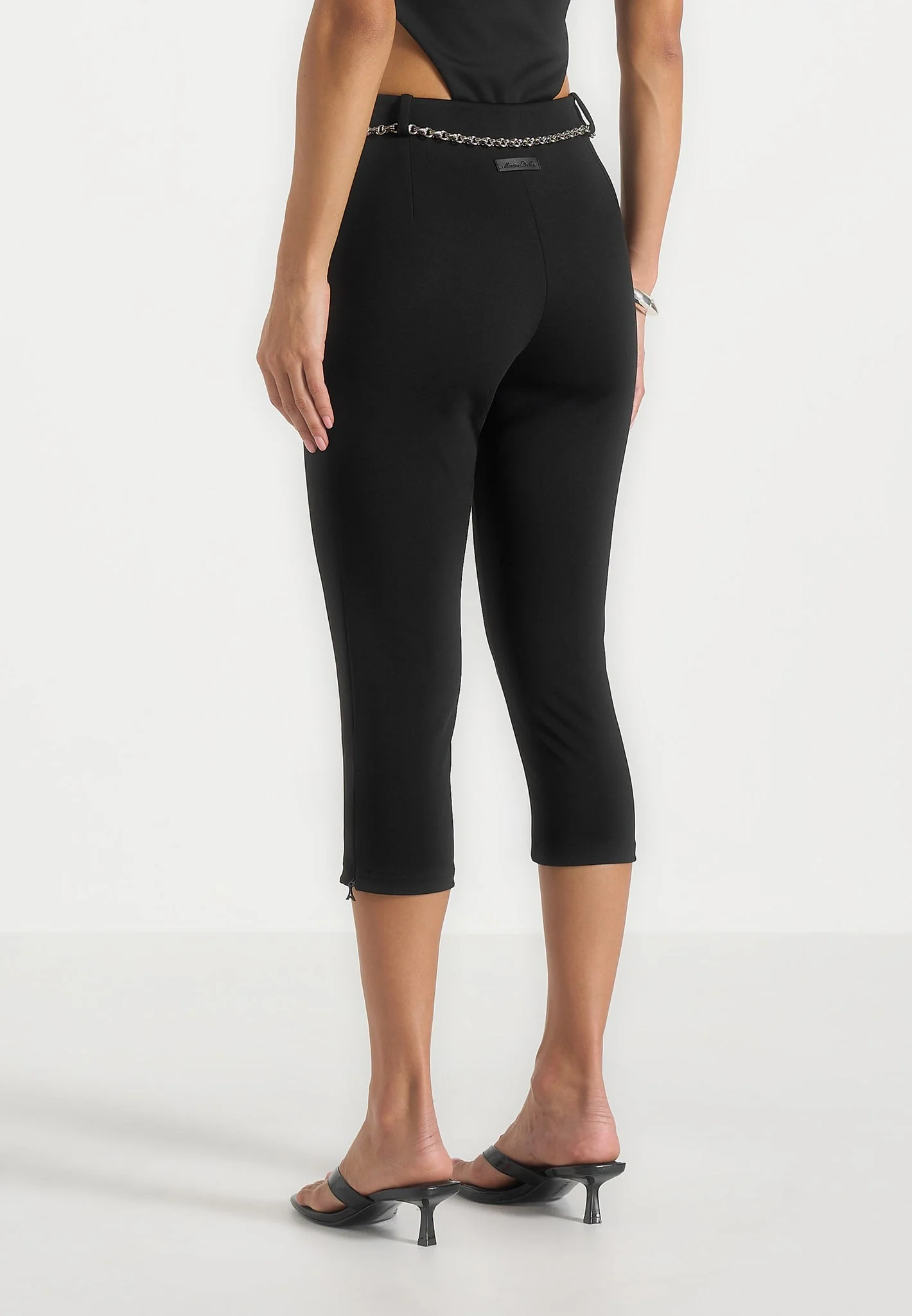Una - Capri Leggings With Chain - Black - Image 7