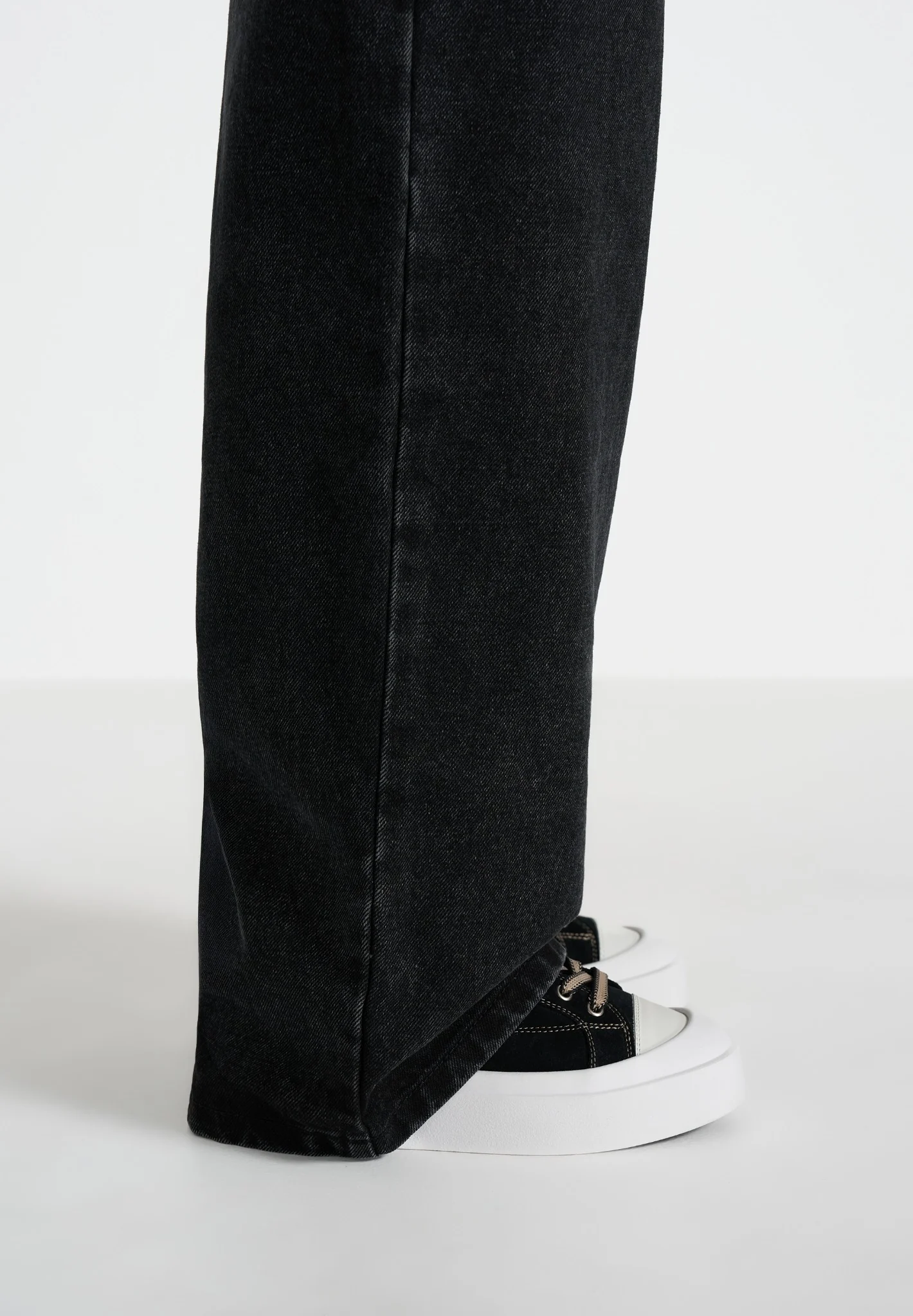 Women's Vienna - Suede Contrast Stitch Sneaker - Black - Image 4