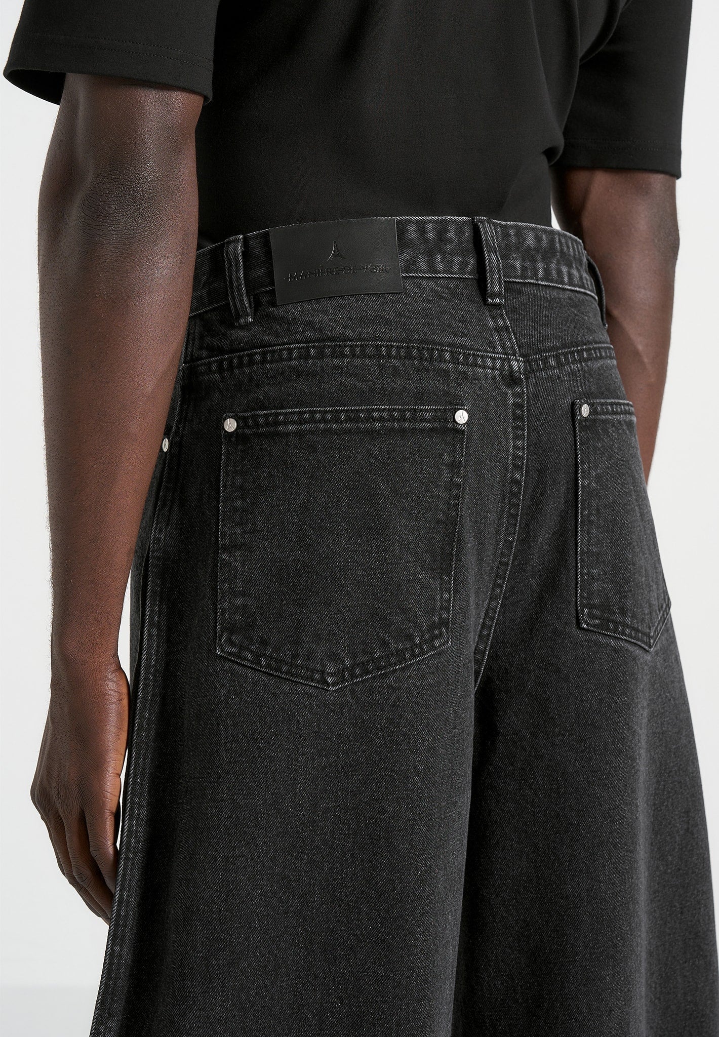 Xander - Barrel Leg Denim Jeans - Black - Image 4